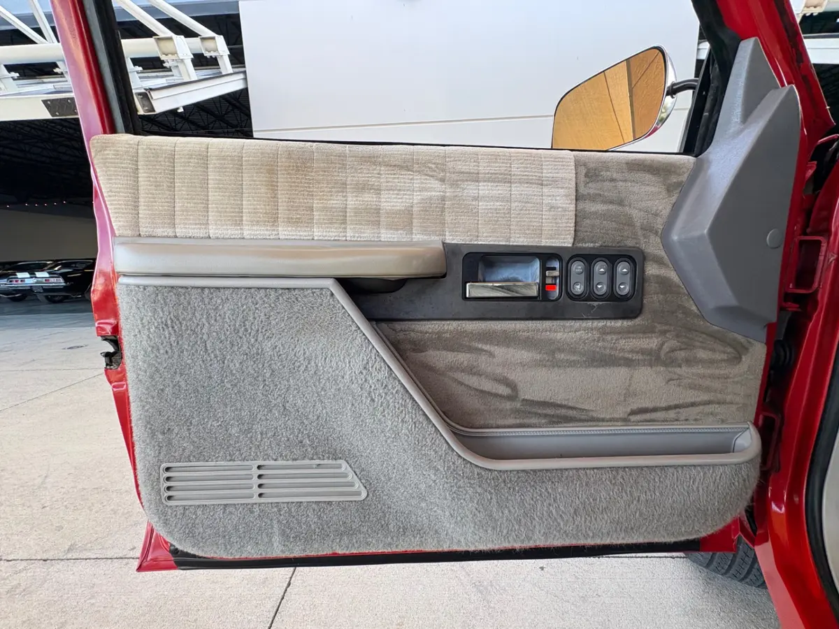Vehicle photo 30