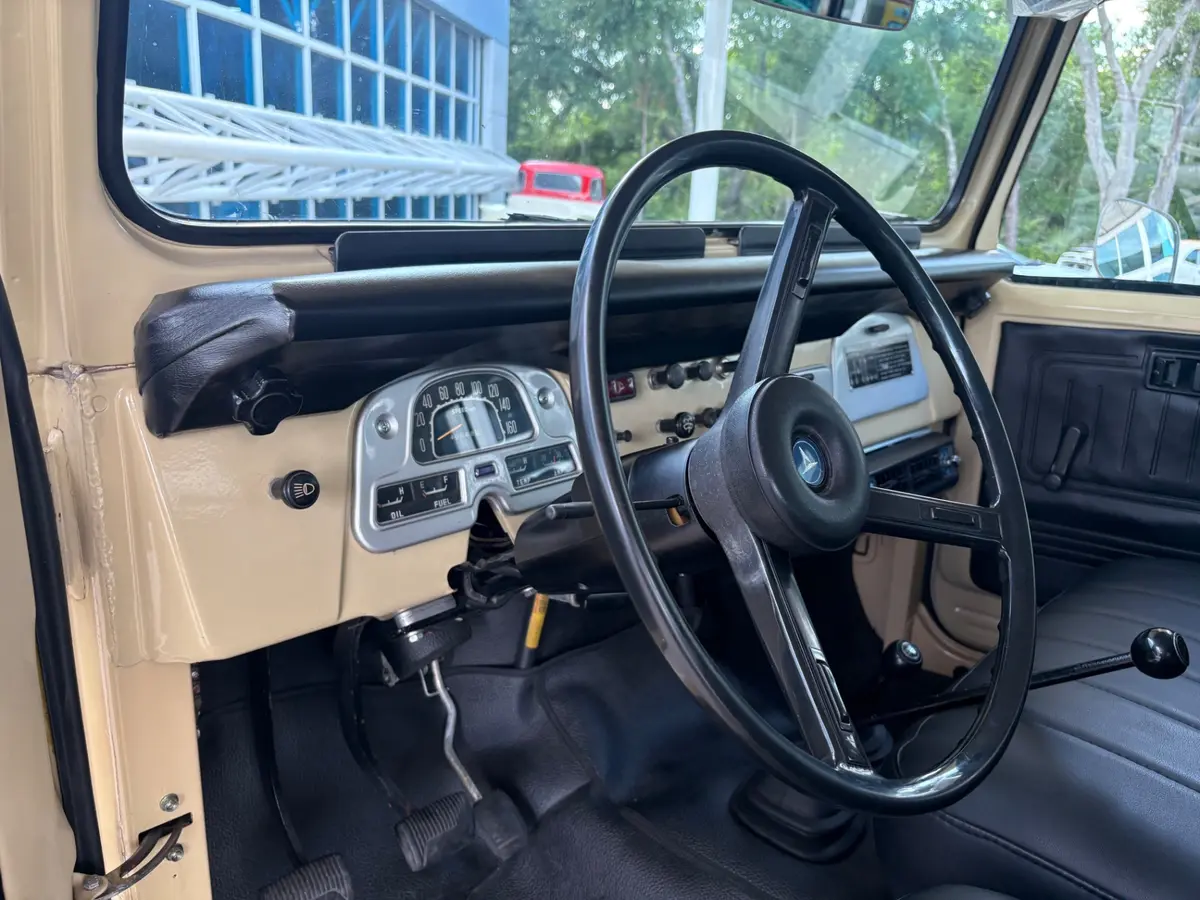 Vehicle photo 31