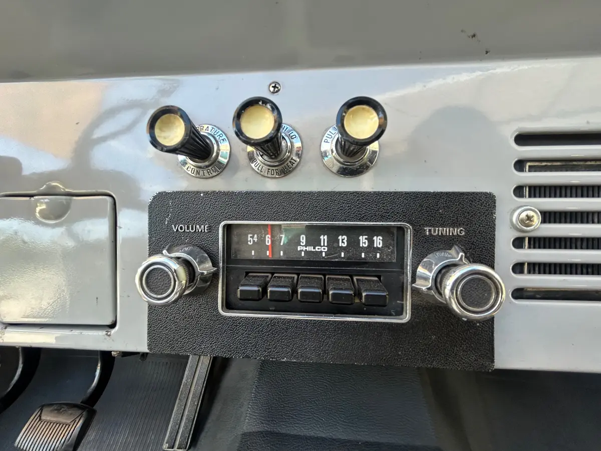 Vehicle photo 23