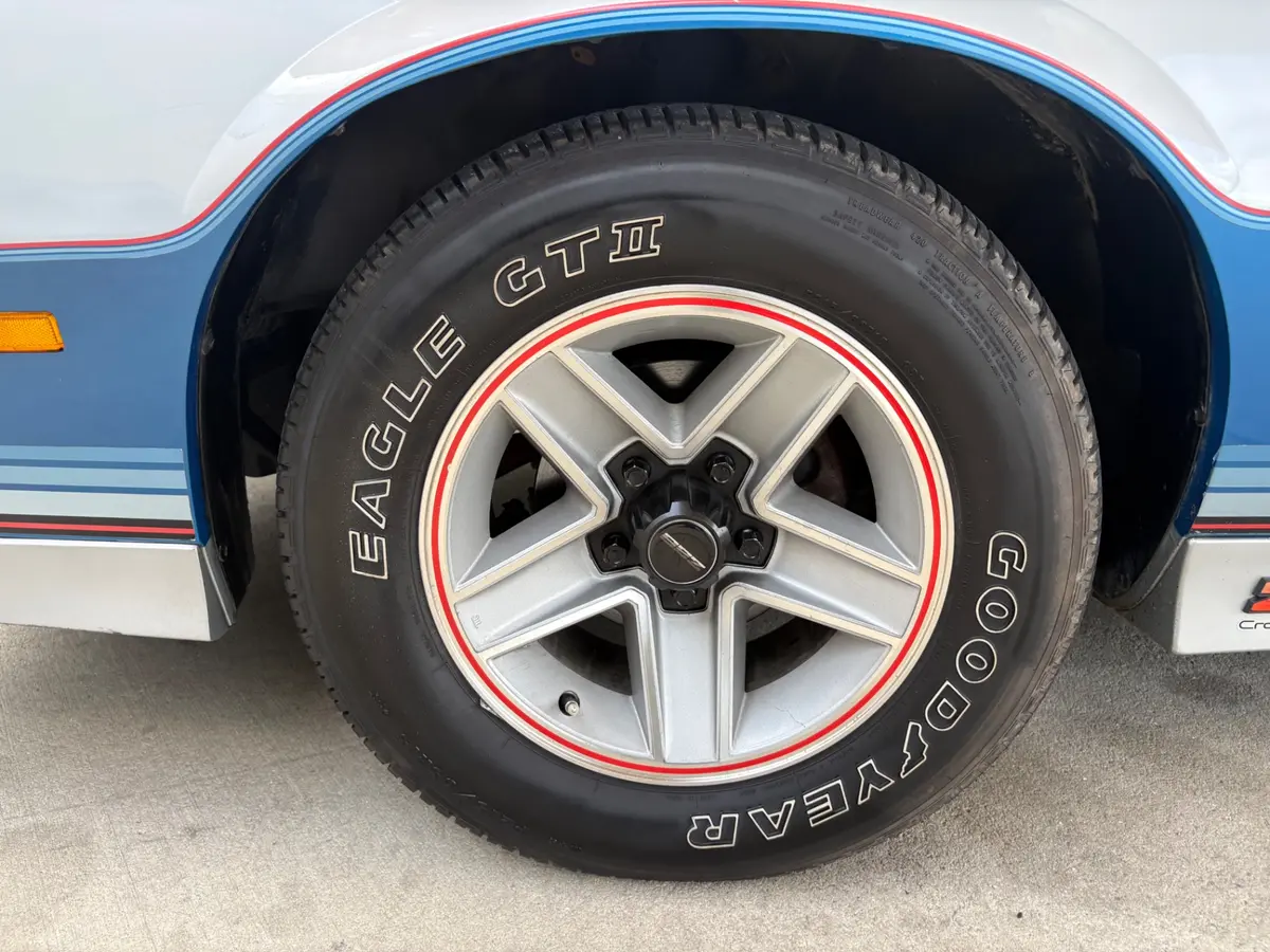 Vehicle photo 21