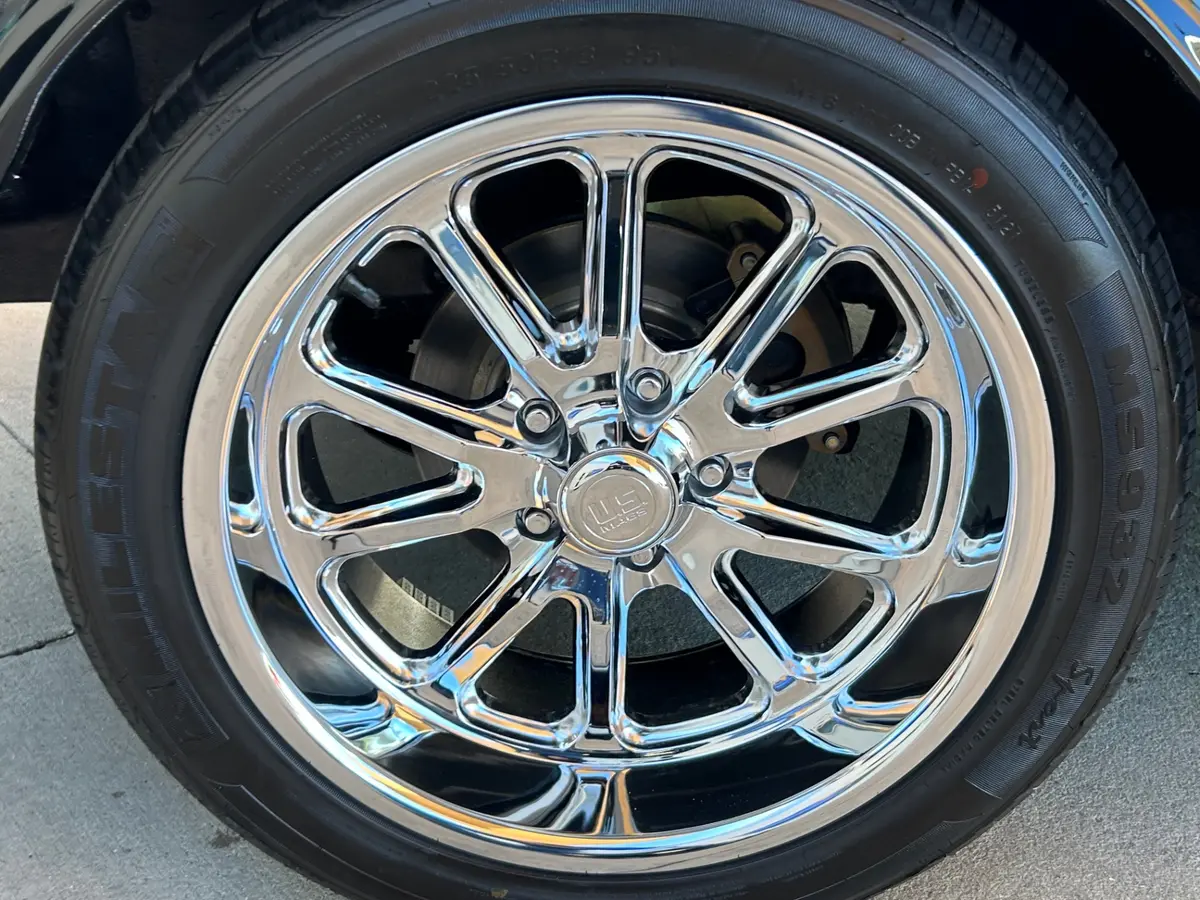 Vehicle photo 13