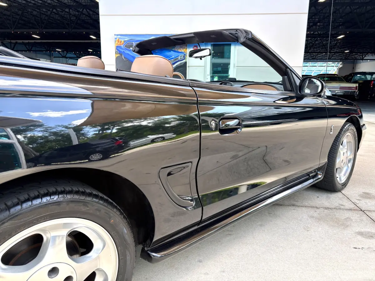 Vehicle photo 17