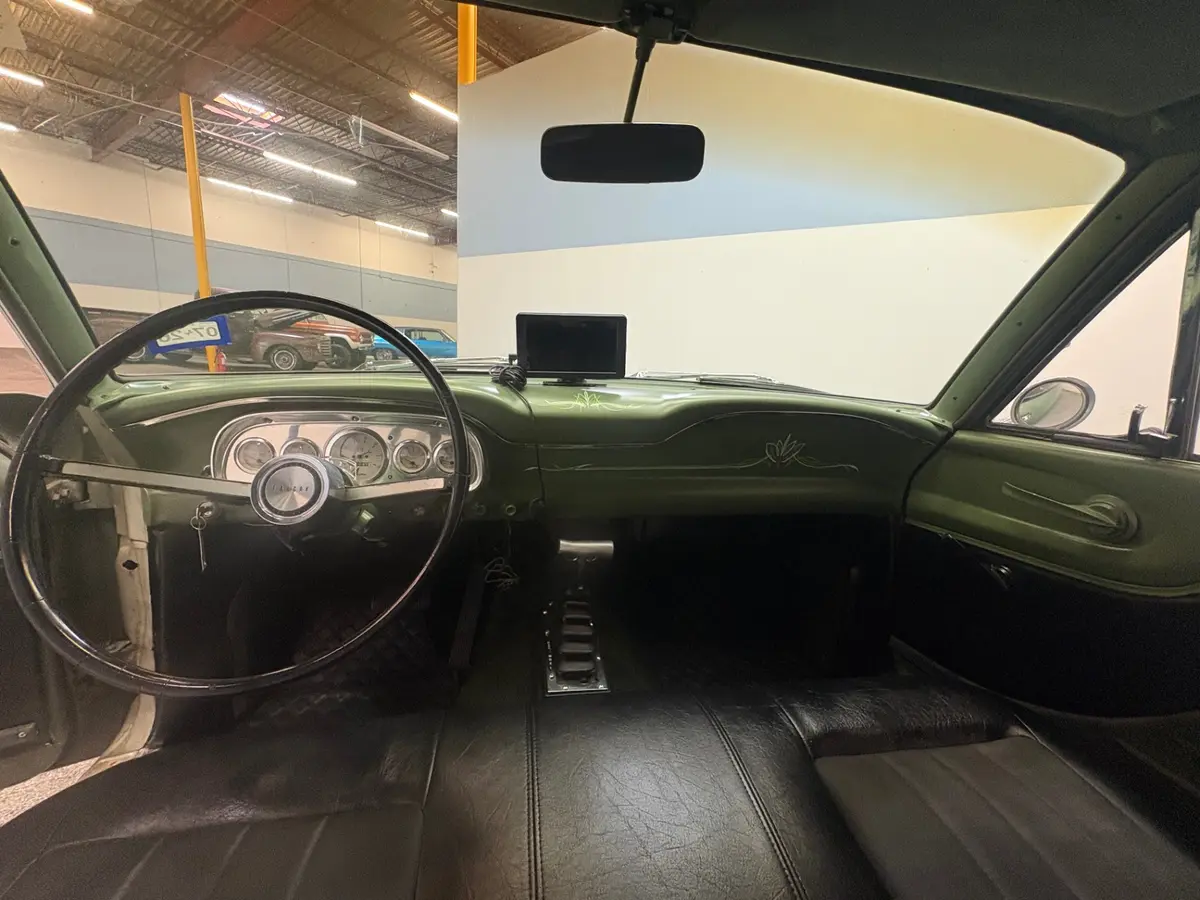 Vehicle photo 33