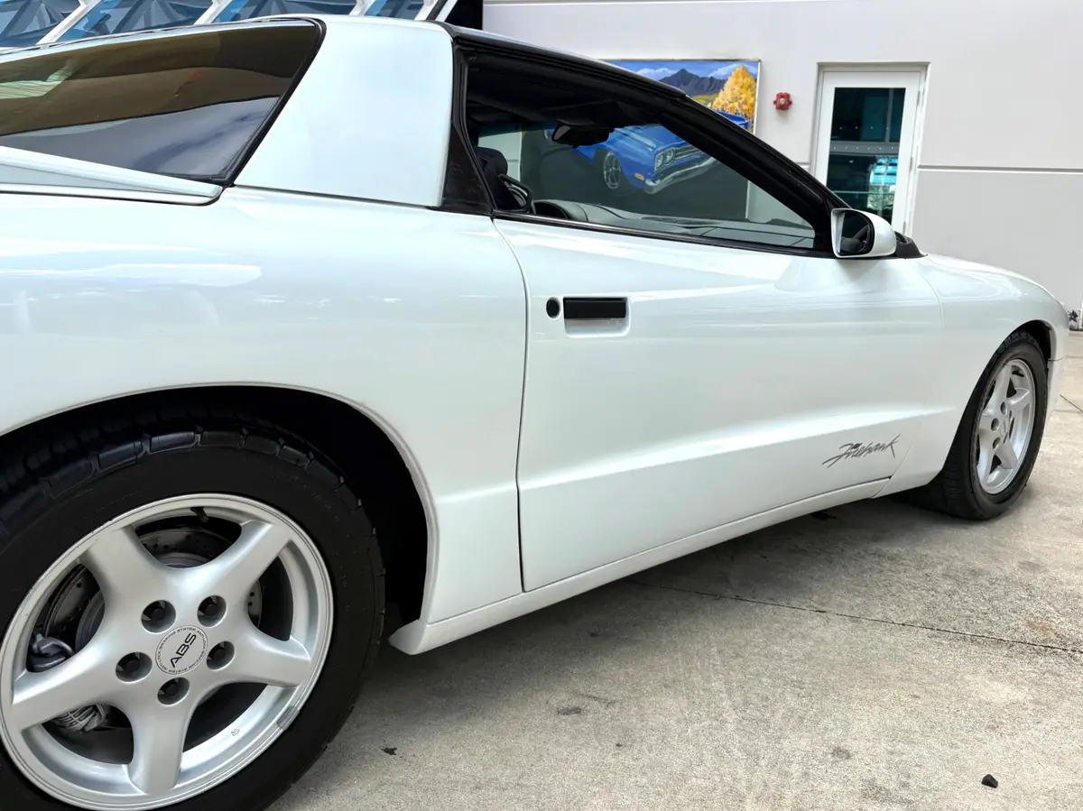 Vehicle photo 17