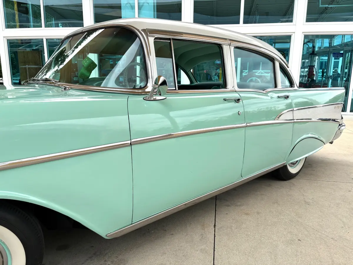 Vehicle photo 13