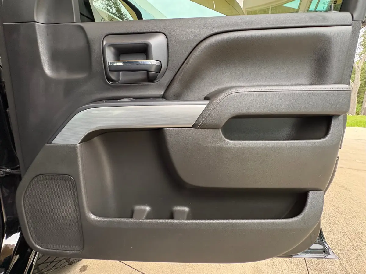 Vehicle photo 43
