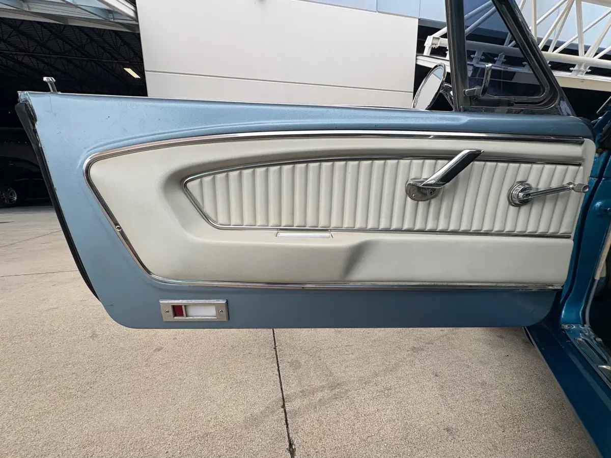 Vehicle photo 30