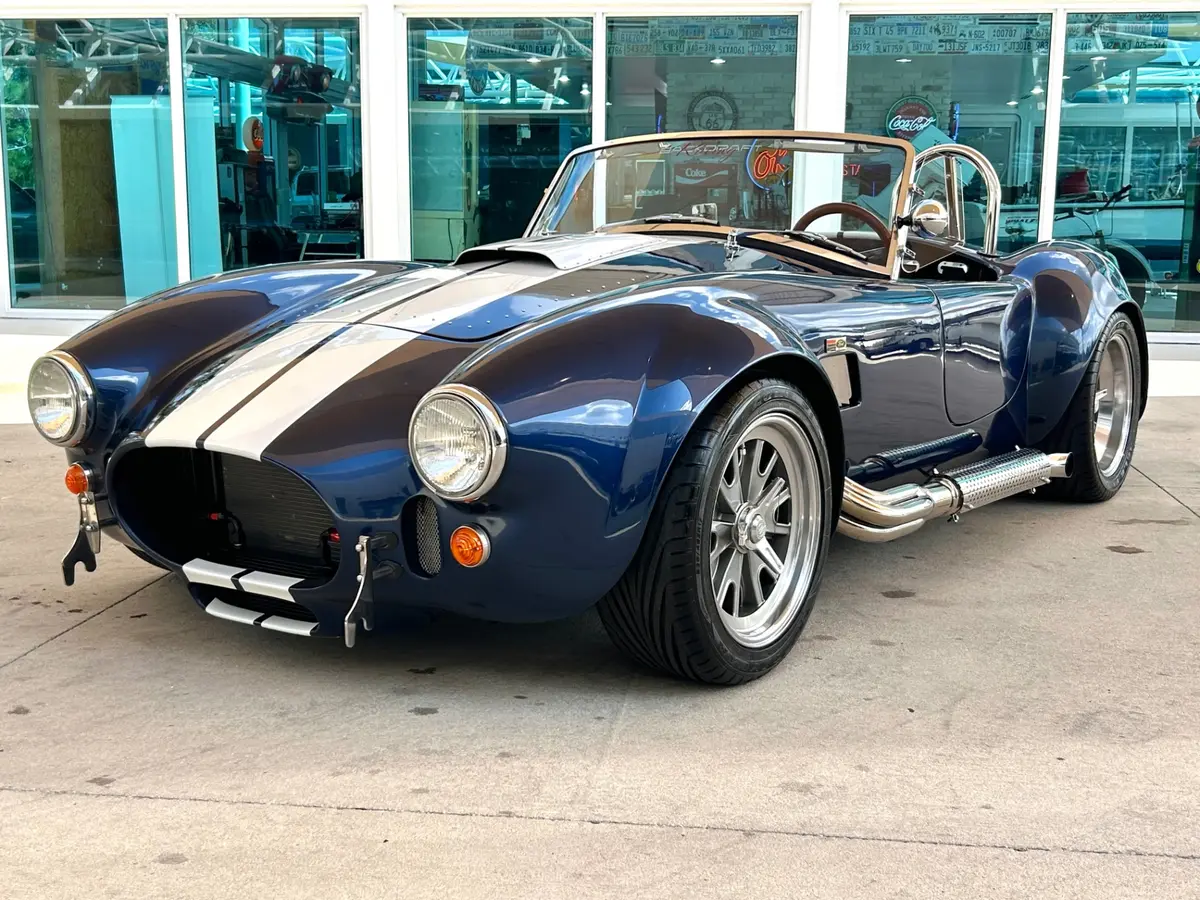 Vehicle photo 9