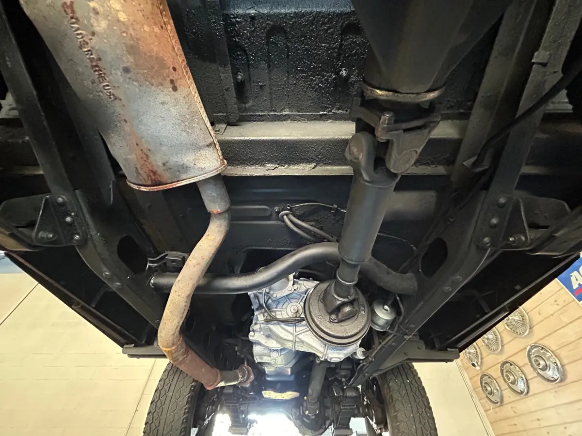 Vehicle photo 30
