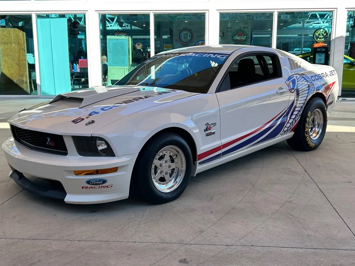 Vehicle photo 12