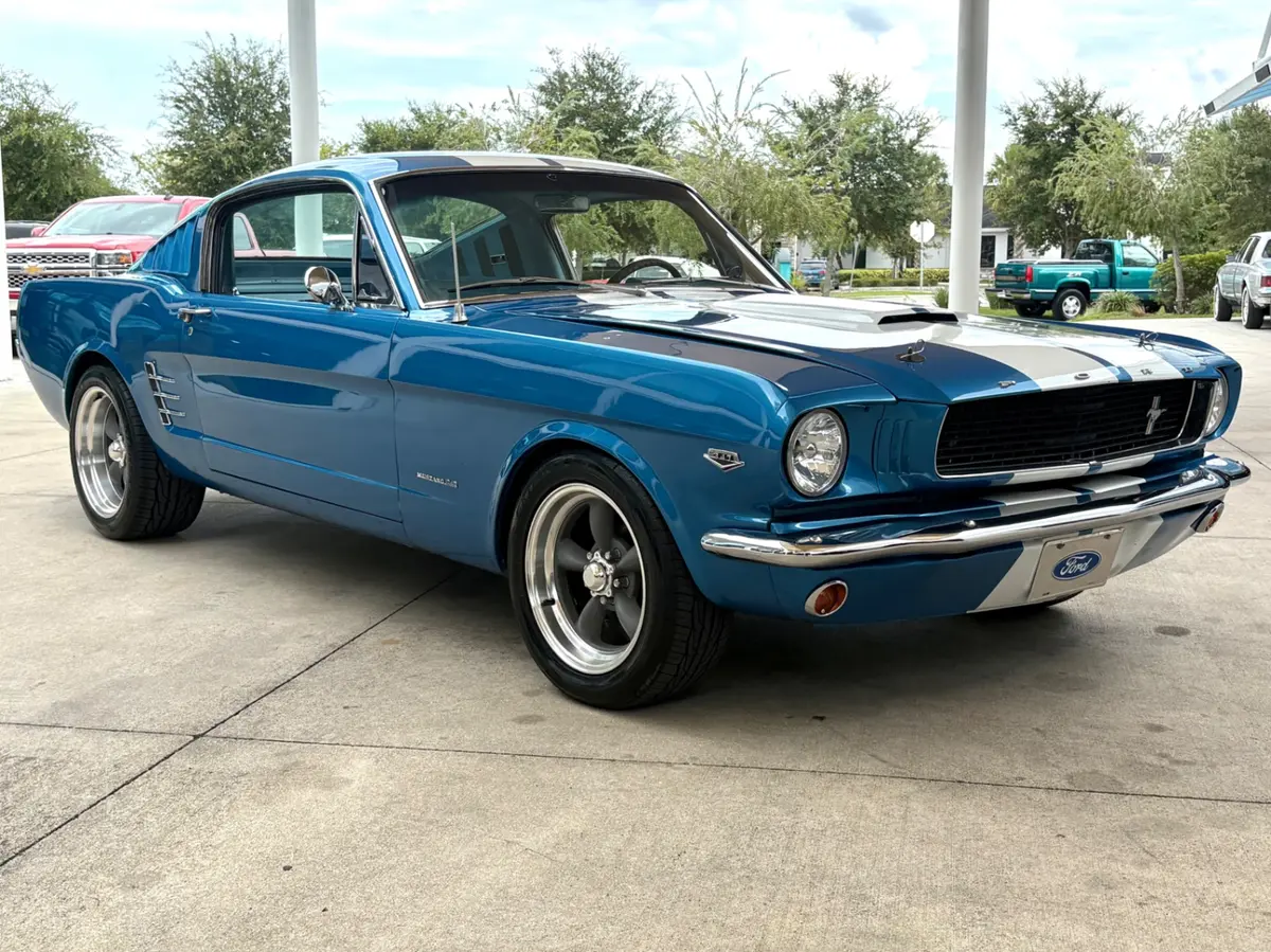Vehicle photo 4