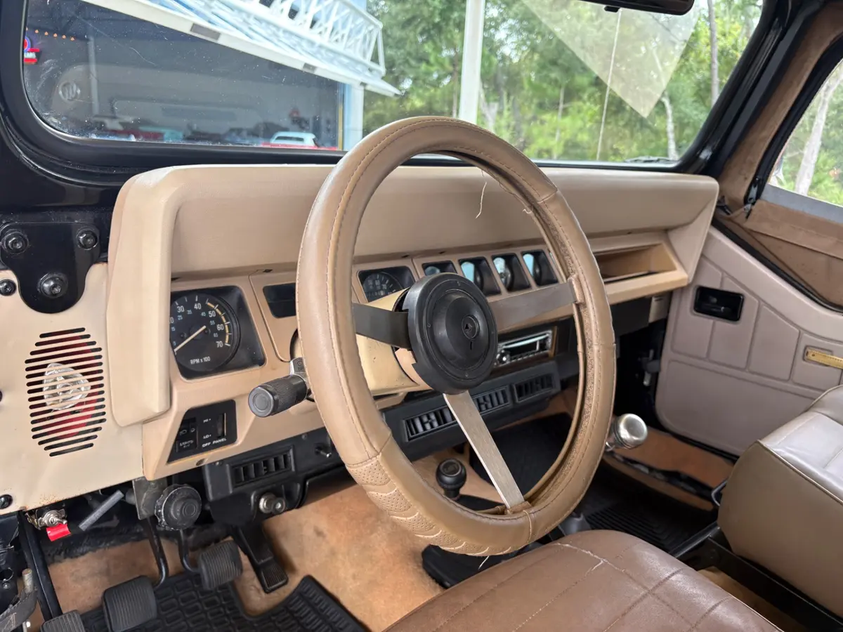 Vehicle photo 32