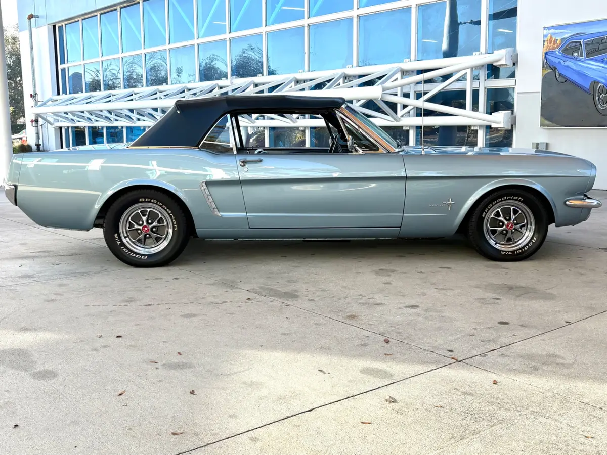 Vehicle photo 23
