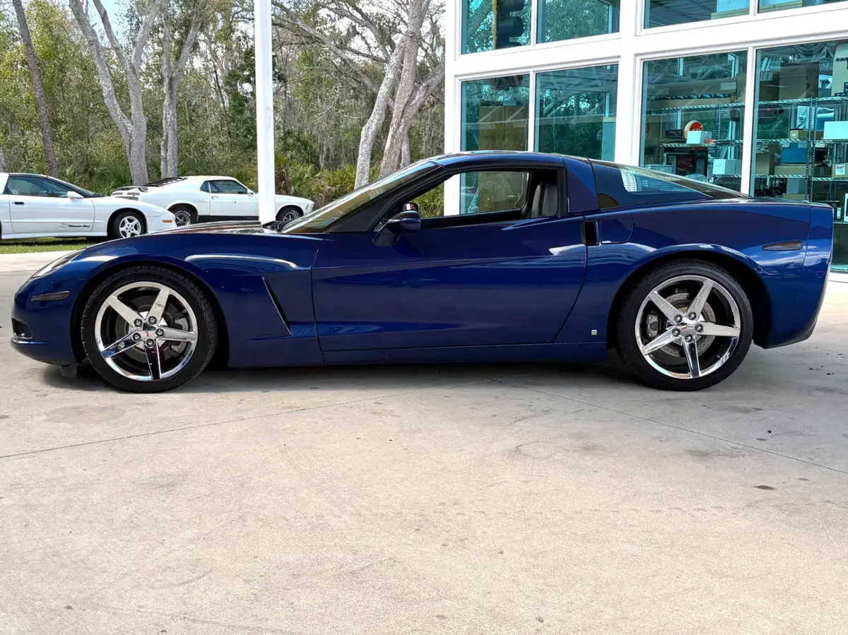 Vehicle photo 11