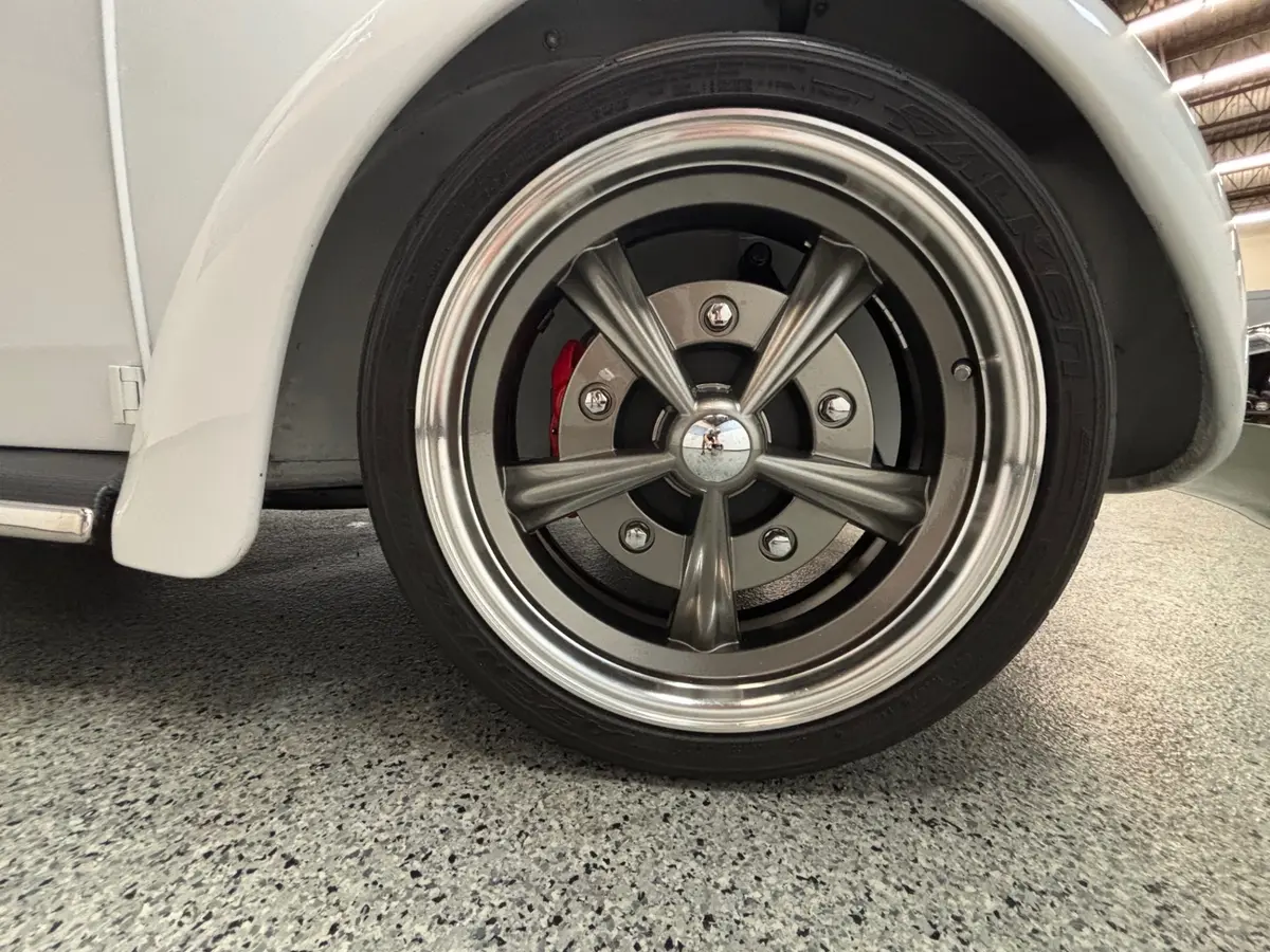 Vehicle photo 13
