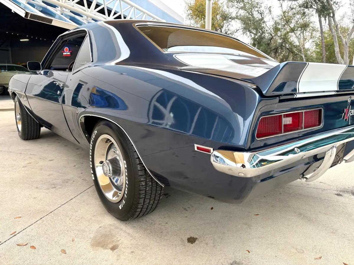 Vehicle photo 16