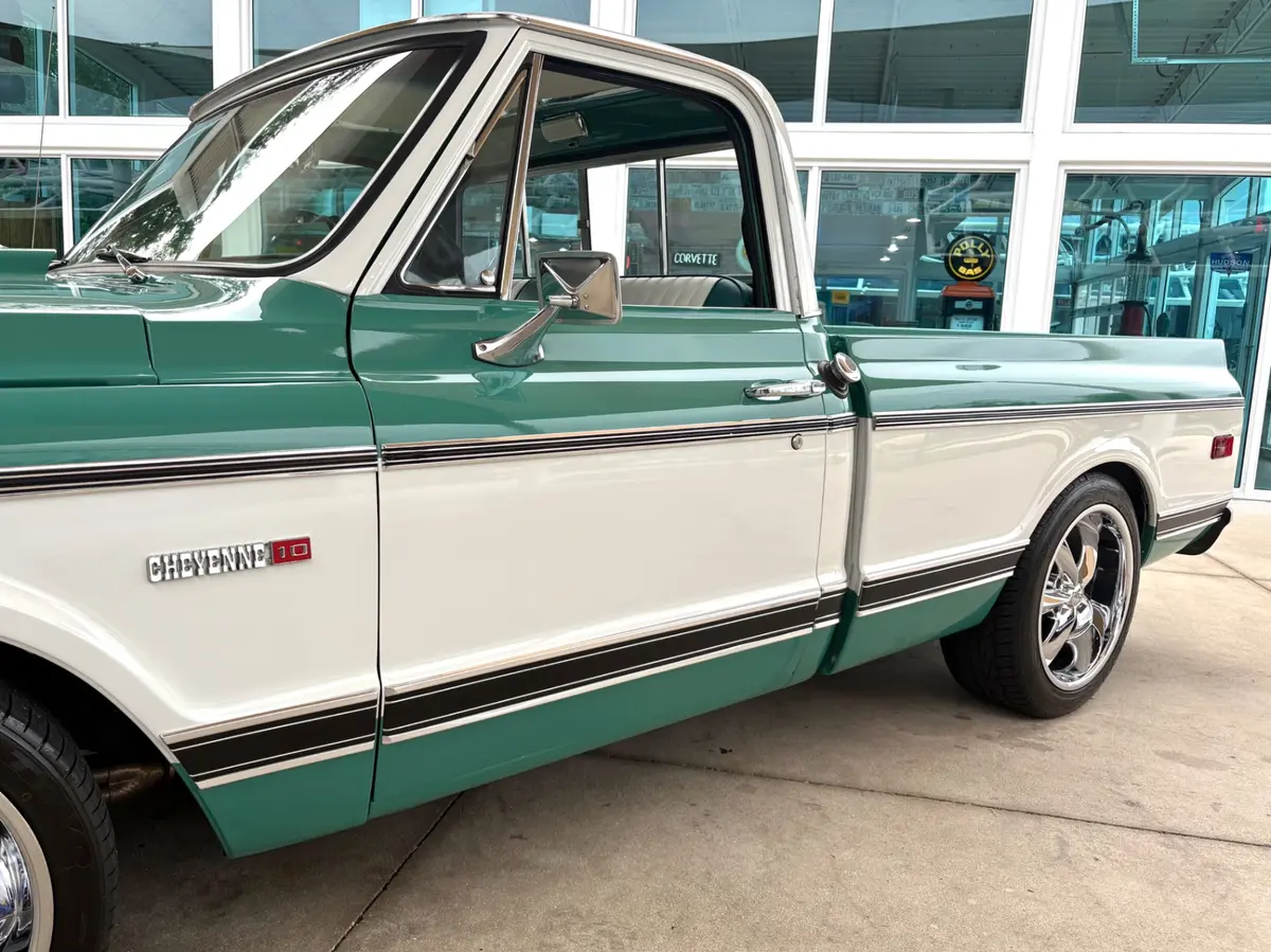 Vehicle photo 14