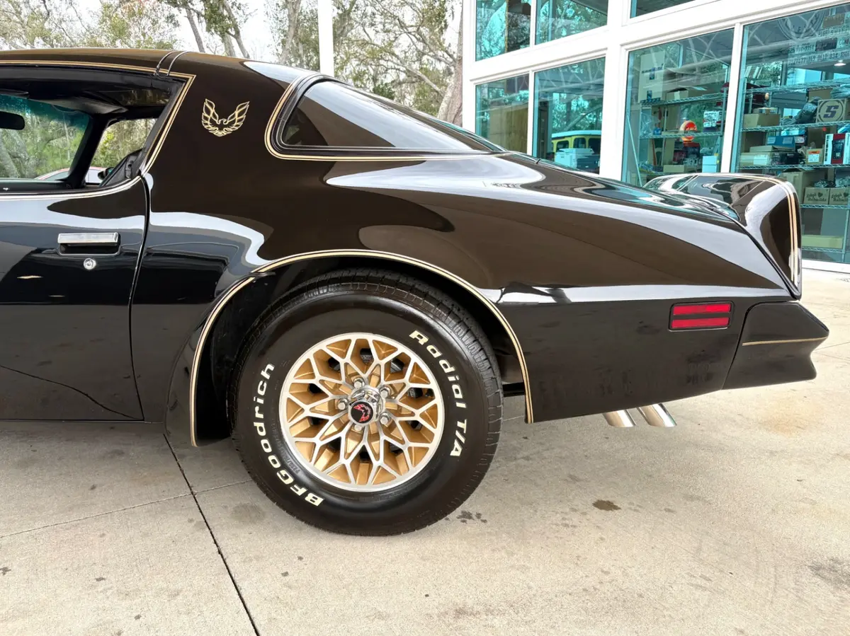 Vehicle photo 23