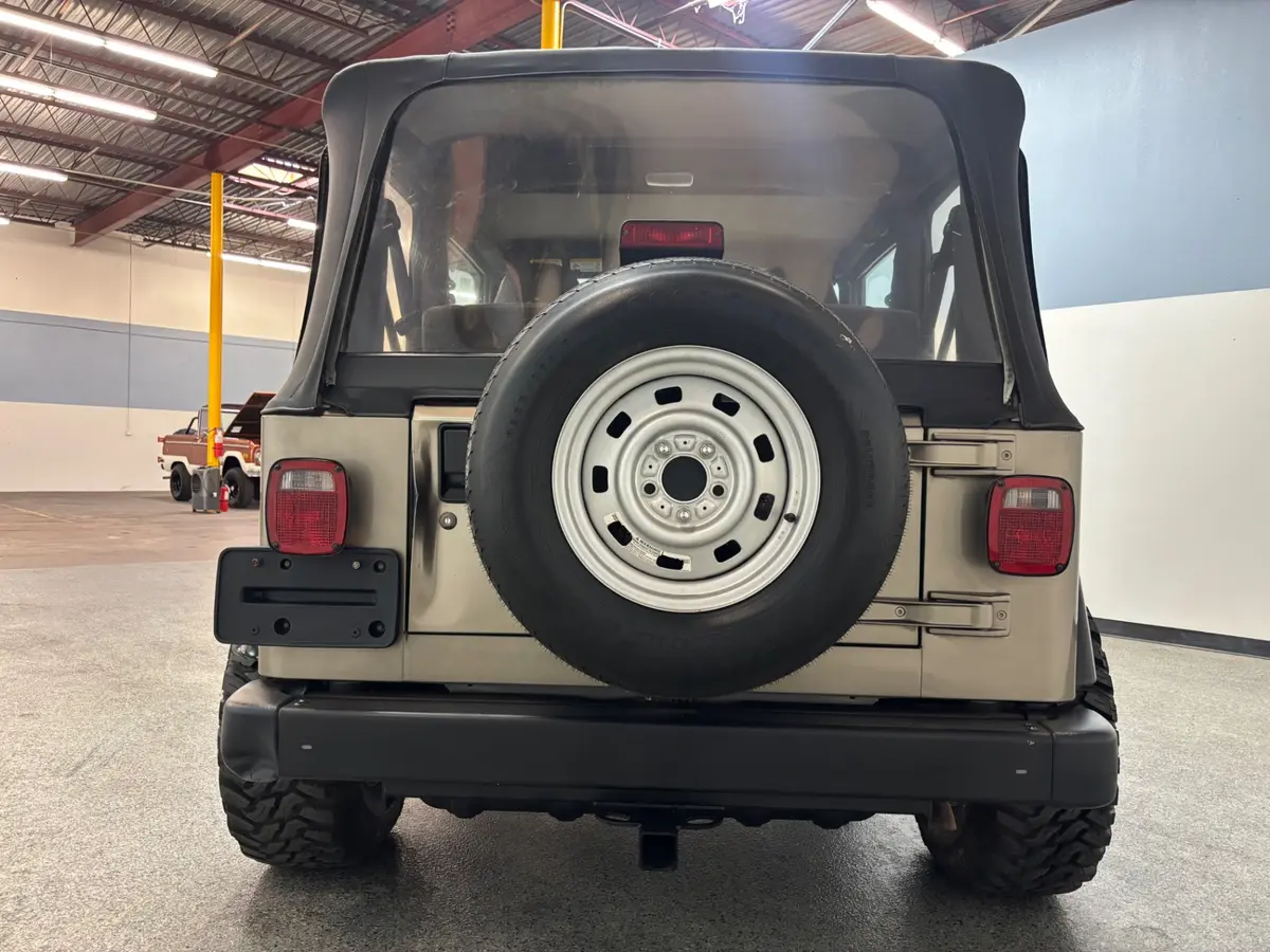 Vehicle photo 6