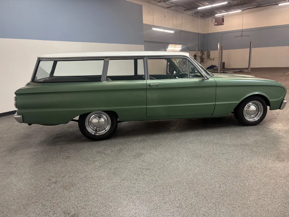 Vehicle photo 7