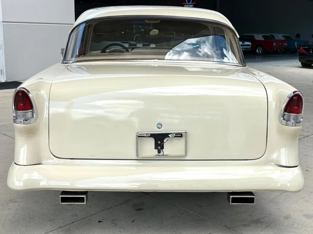 Vehicle photo 6