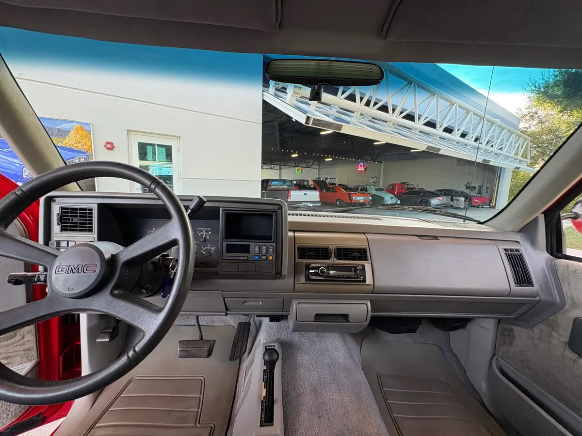 Vehicle photo 34
