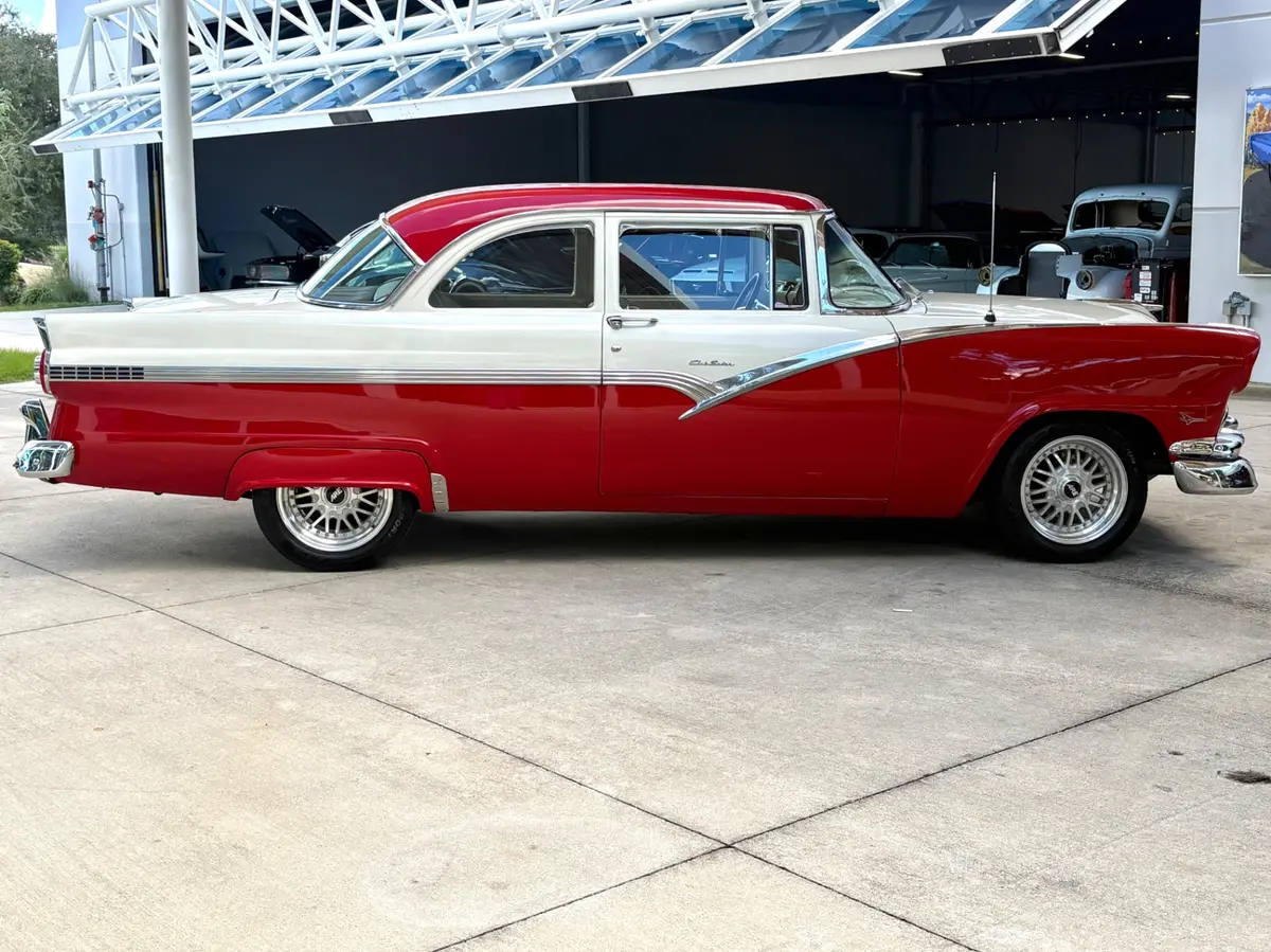 Vehicle photo 5