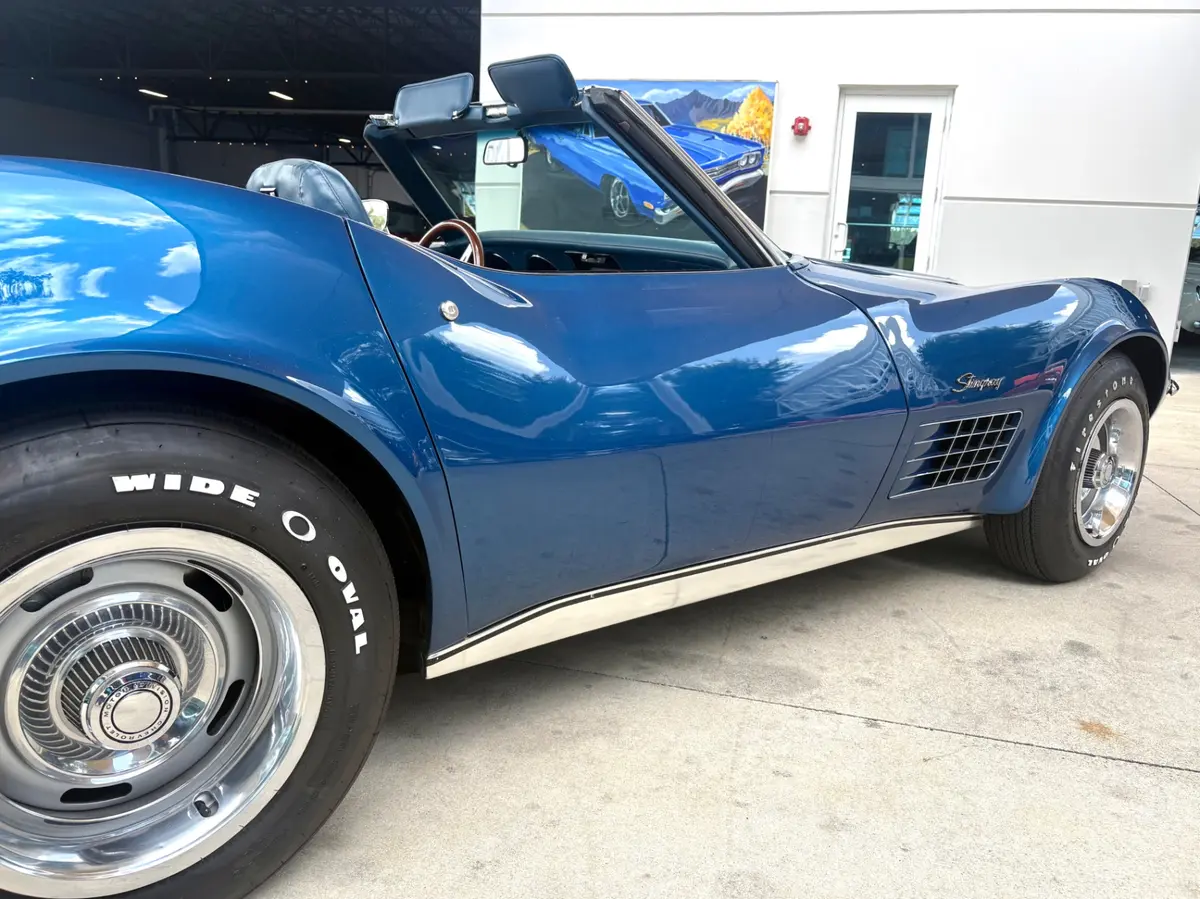 Vehicle photo 17