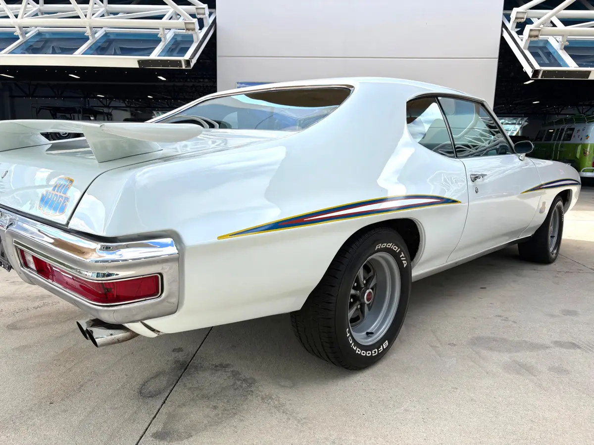Vehicle photo 16