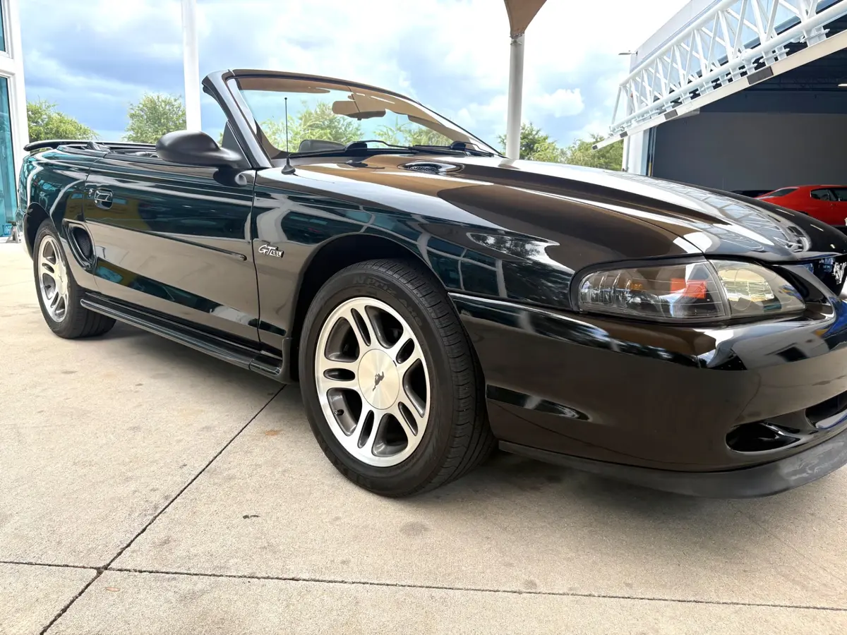 Vehicle photo 19