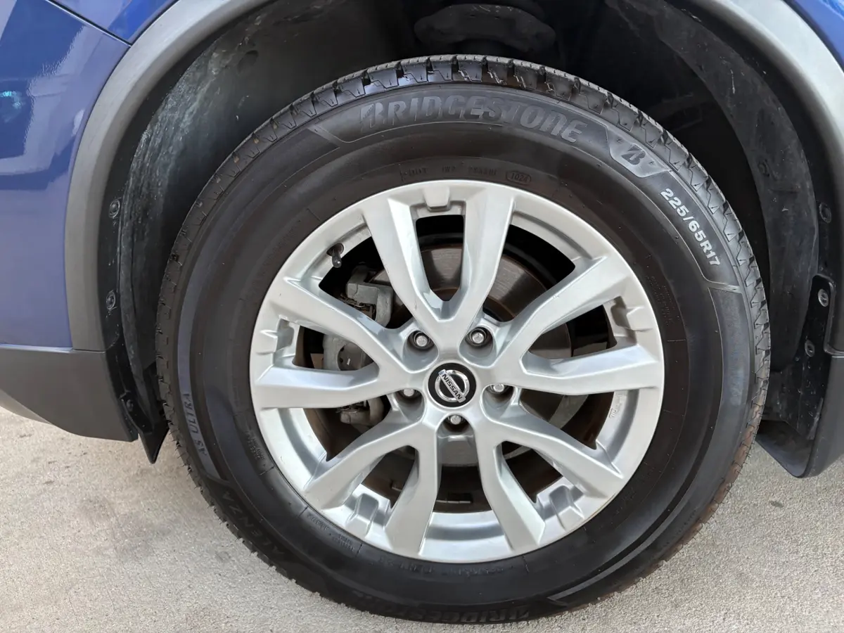 Vehicle photo 21
