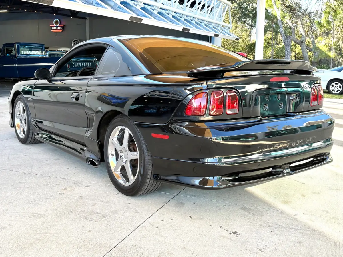 Vehicle photo 10