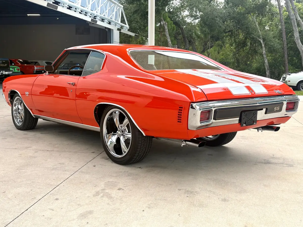 Vehicle photo 10