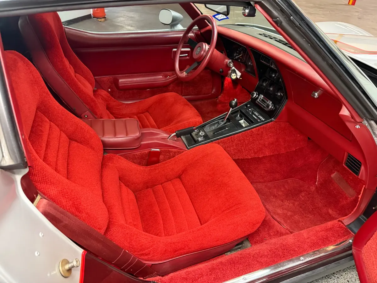 Vehicle photo 33
