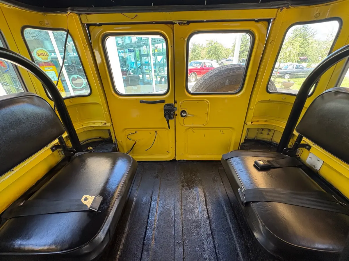 Vehicle photo 34