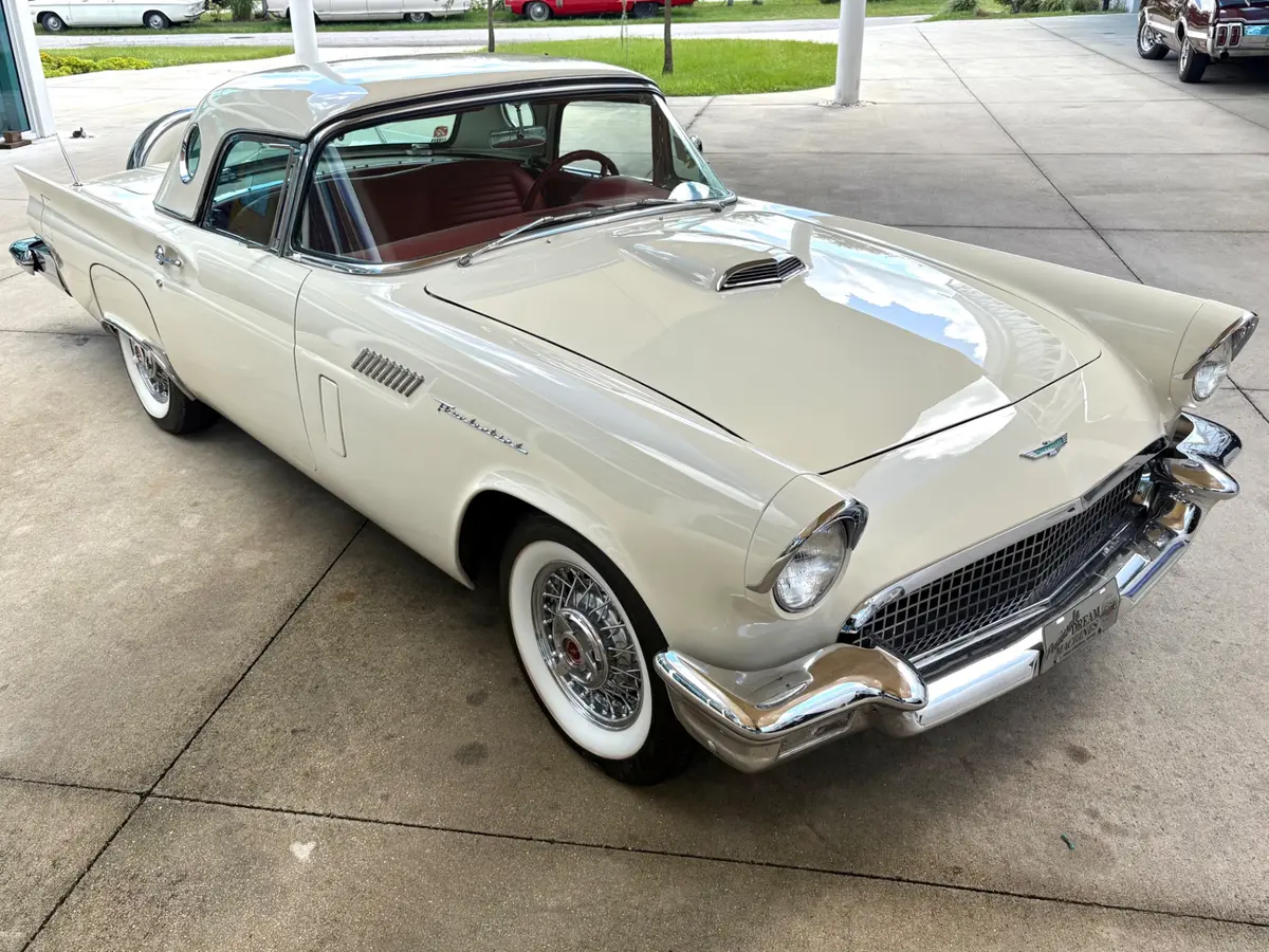 Vehicle photo 21