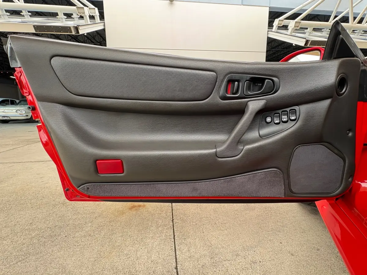 Vehicle photo 33