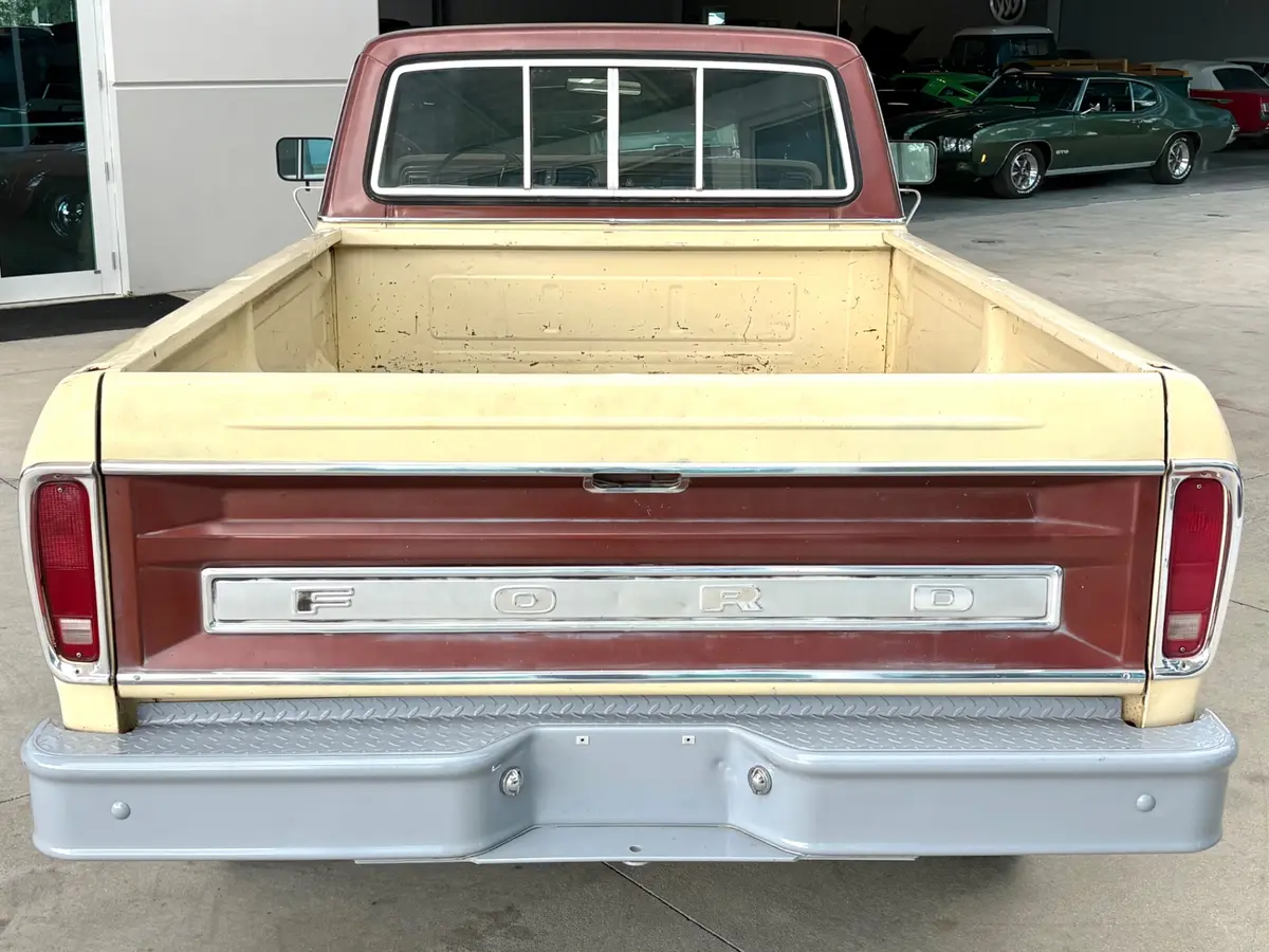 Vehicle photo 8