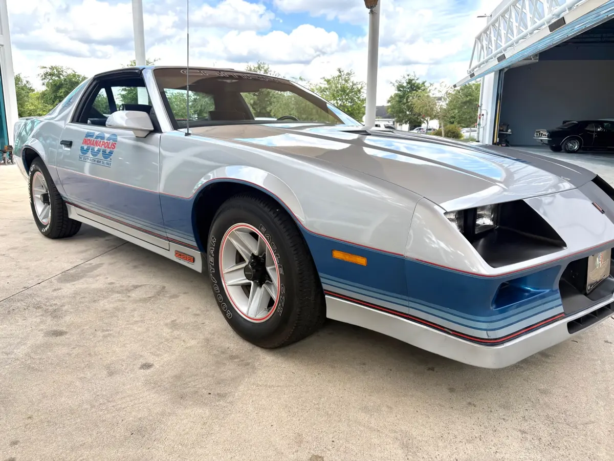 Vehicle photo 19