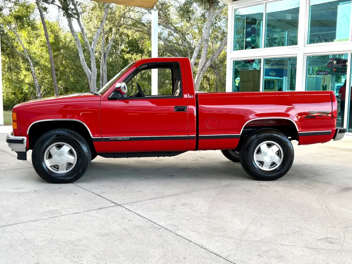 Vehicle photo 9