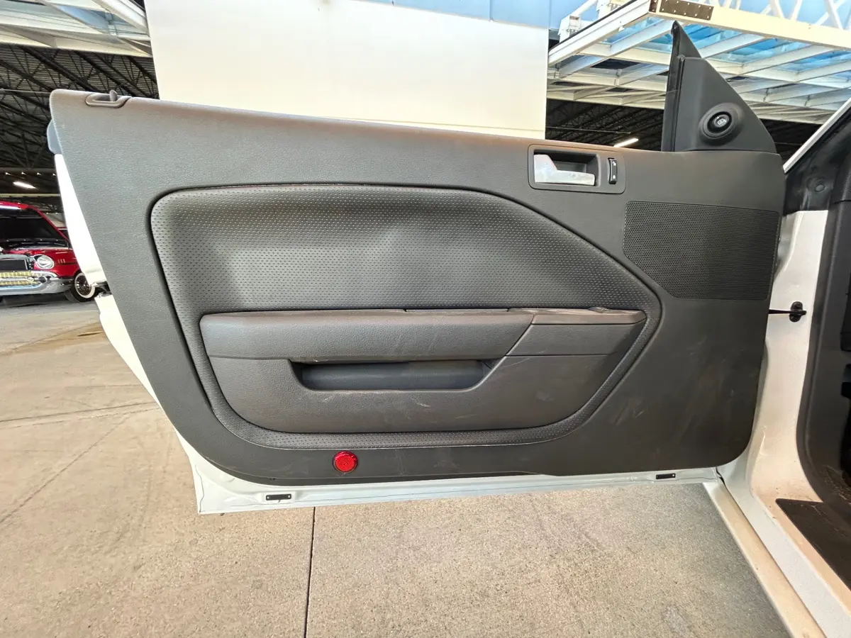Vehicle photo 23
