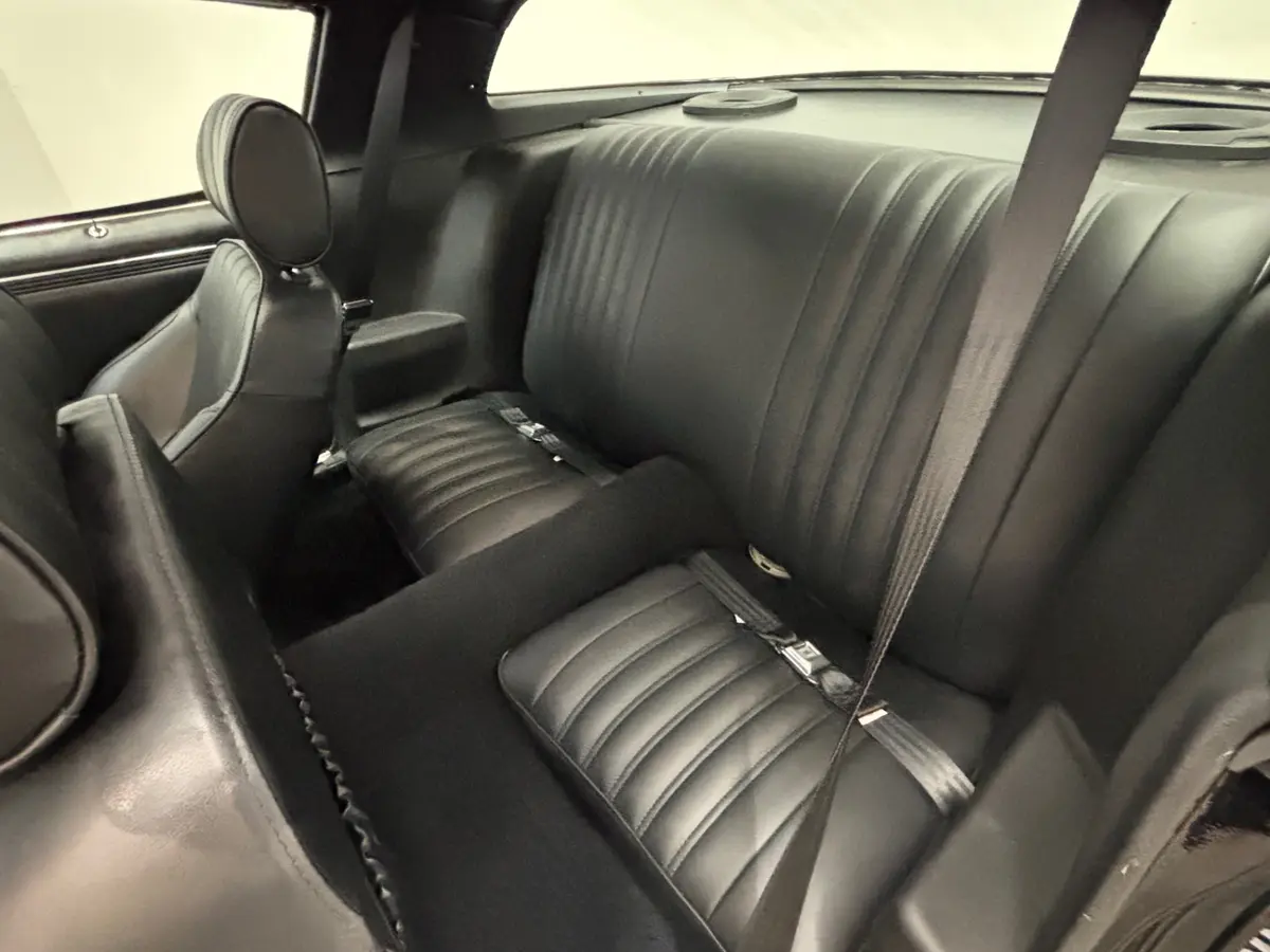 Vehicle photo 19