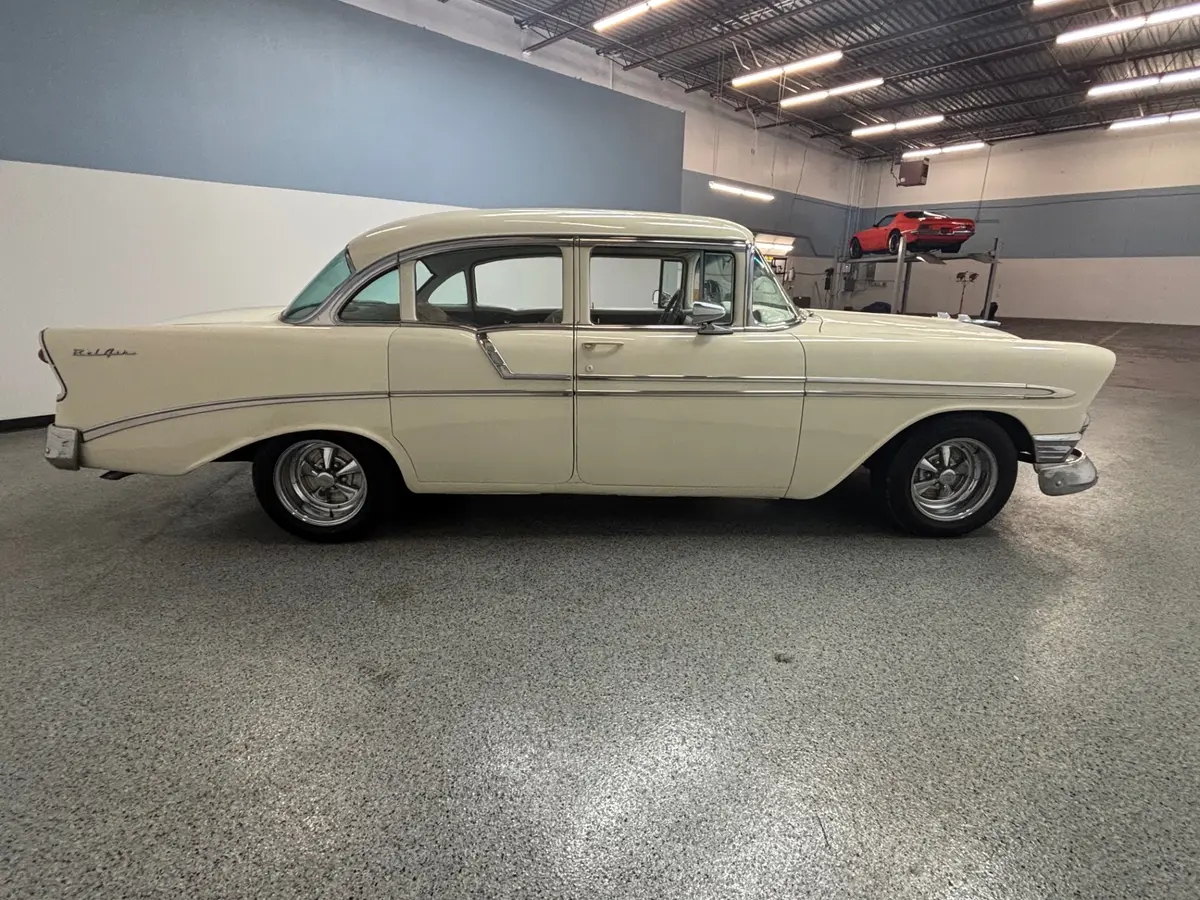 Vehicle photo 8