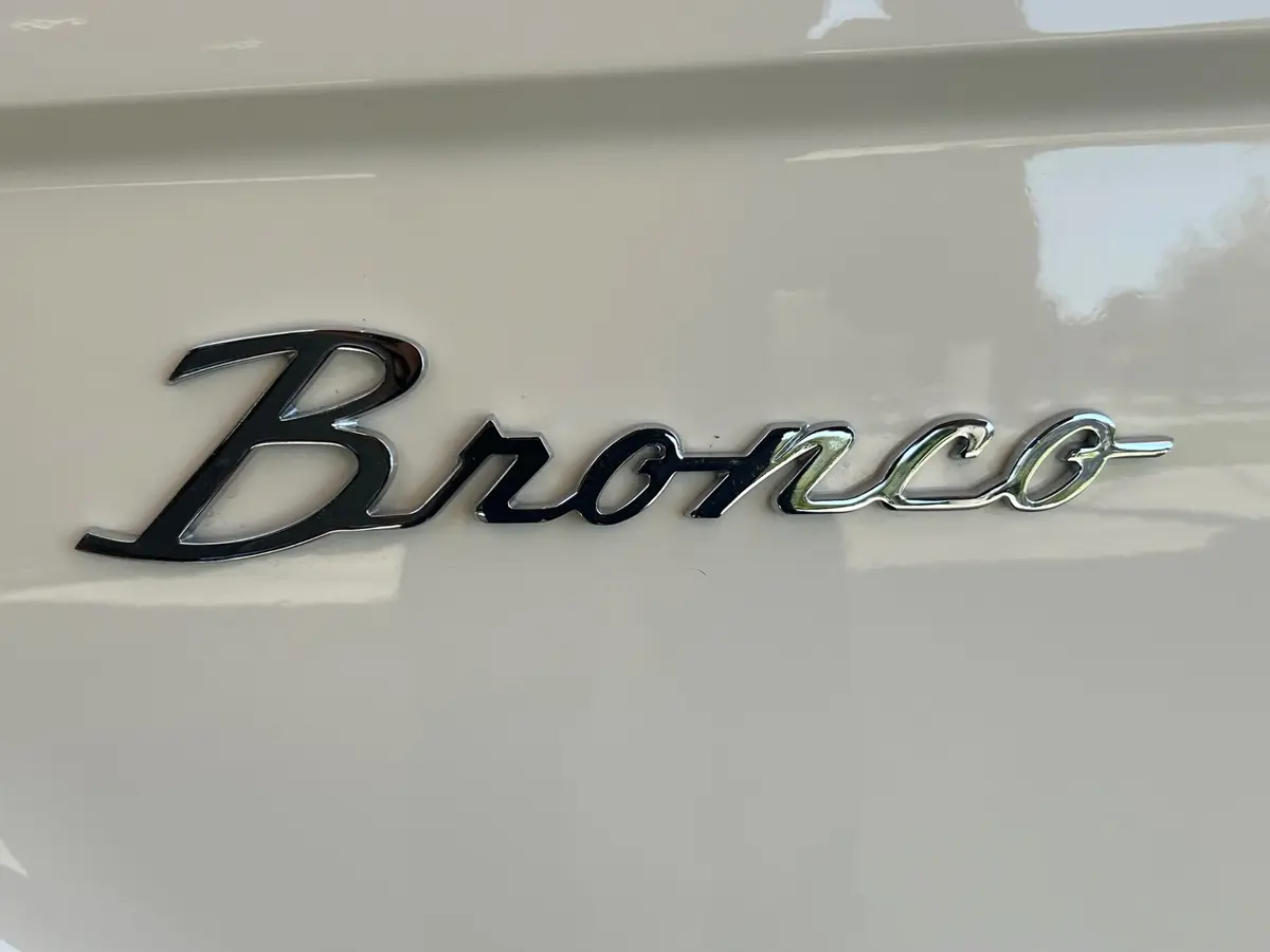 Vehicle photo 12