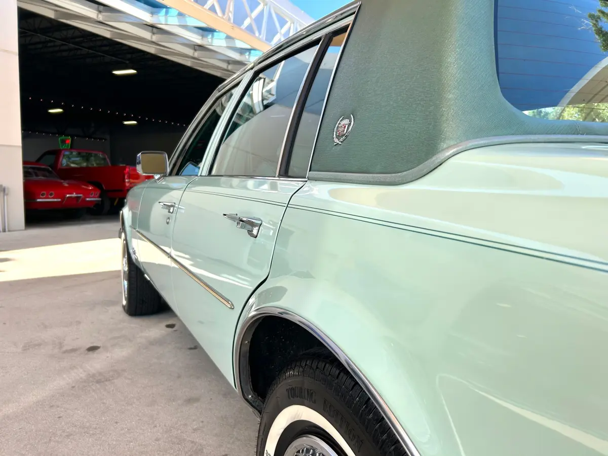 Vehicle photo 12