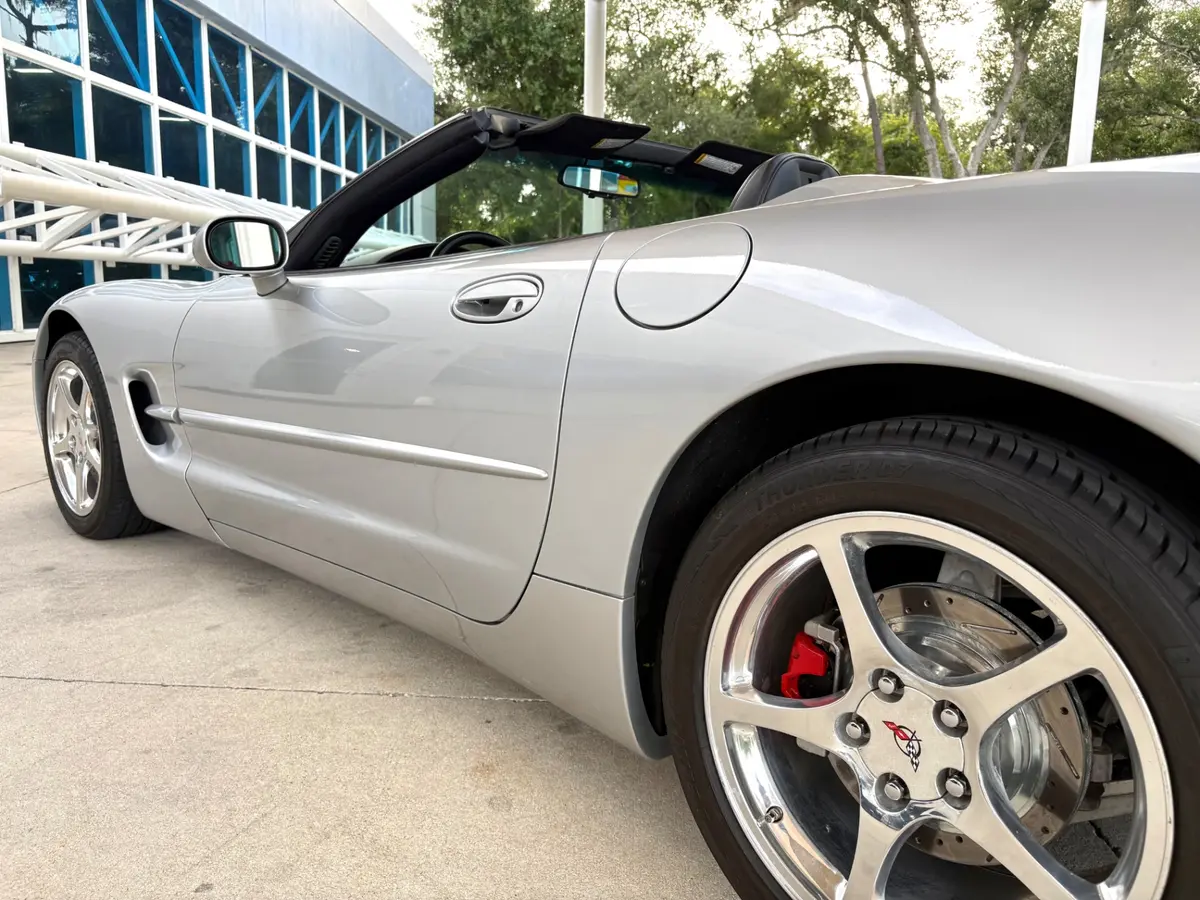 Vehicle photo 15