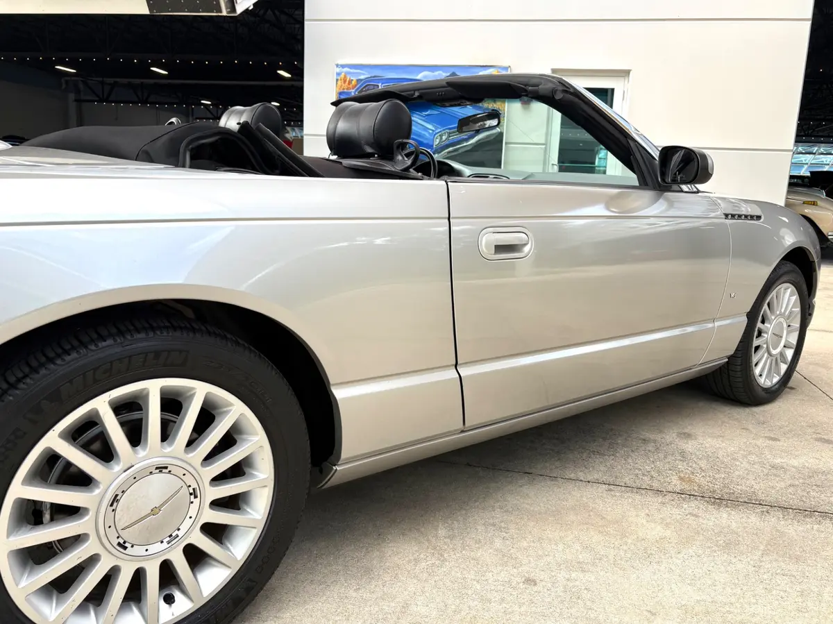 Vehicle photo 17
