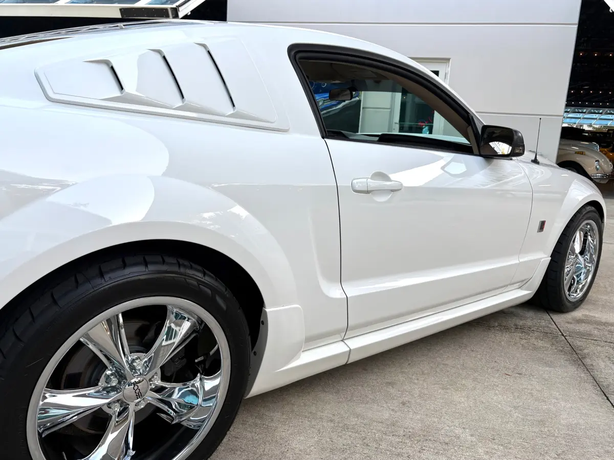 Vehicle photo 17