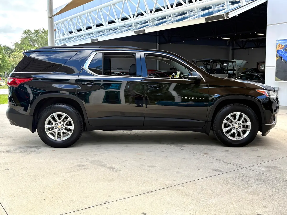 Vehicle photo 5