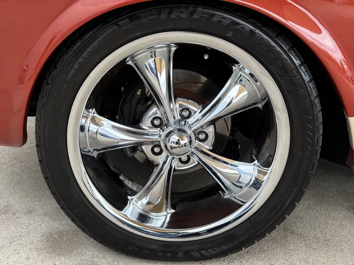 Vehicle photo 27